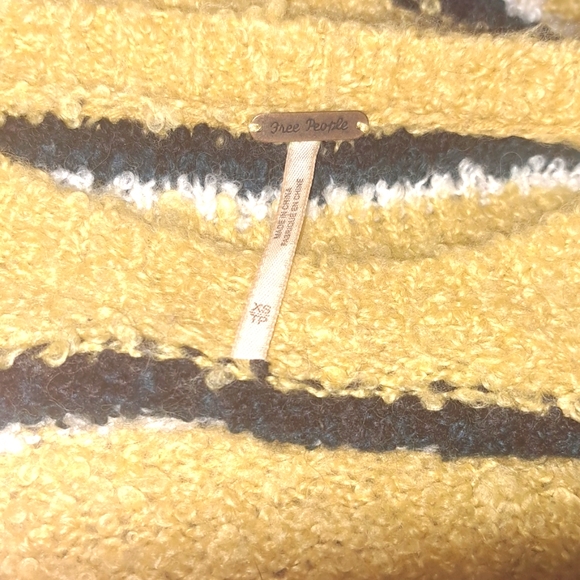 FREE PEOPLE SWEATER - Picture 2 of 4